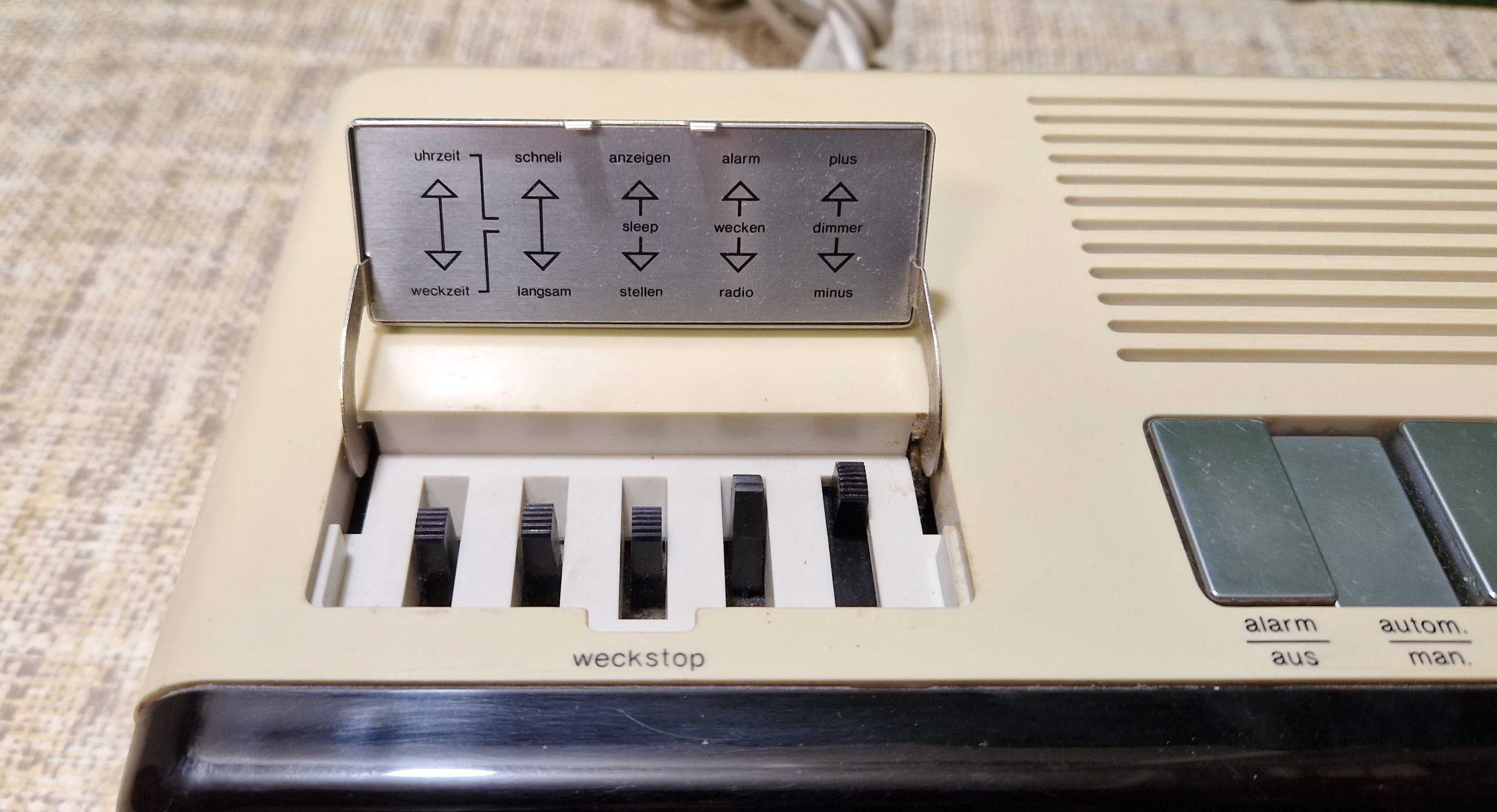 Stary radiobudzik Blaupunkt Mega Clock U108
