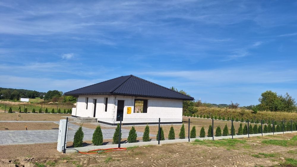 Nowy dom parterowy 105m2 na zamkniętym osiedlu. Woda, prąd, cctv