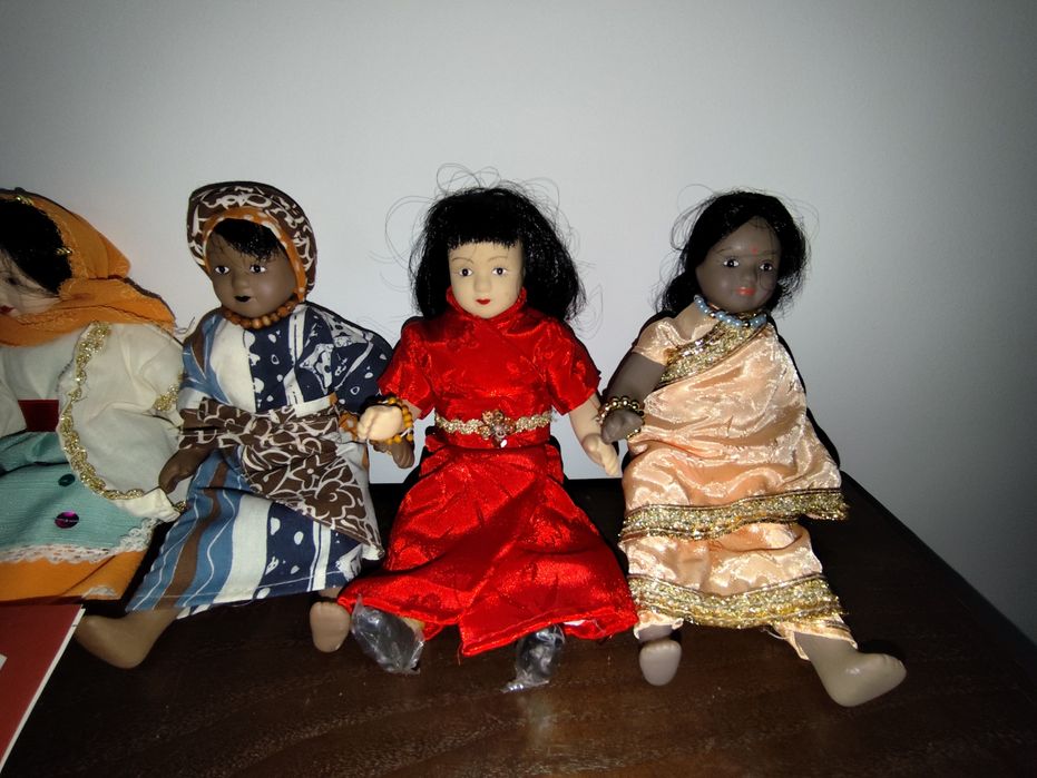Coleção de bonecas do mundo em porcelana.