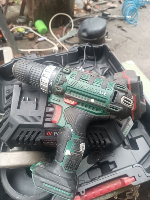 Терміново продам комплект.болгарка,шуруповёрт,зарядка, аккумуляторы.