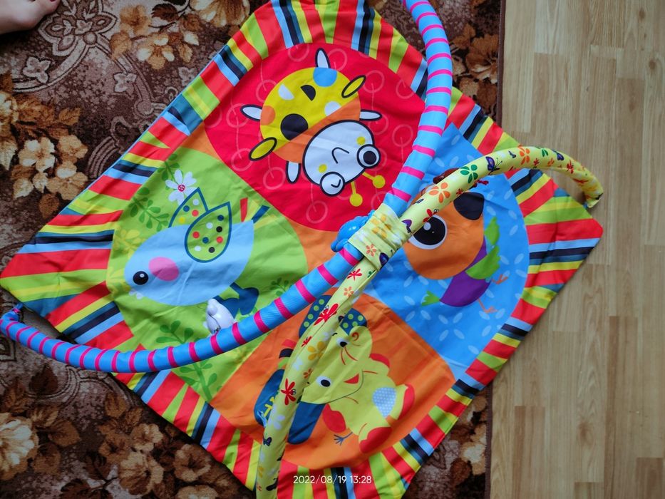 Розвиваючий яскравий килимок 100 грн.