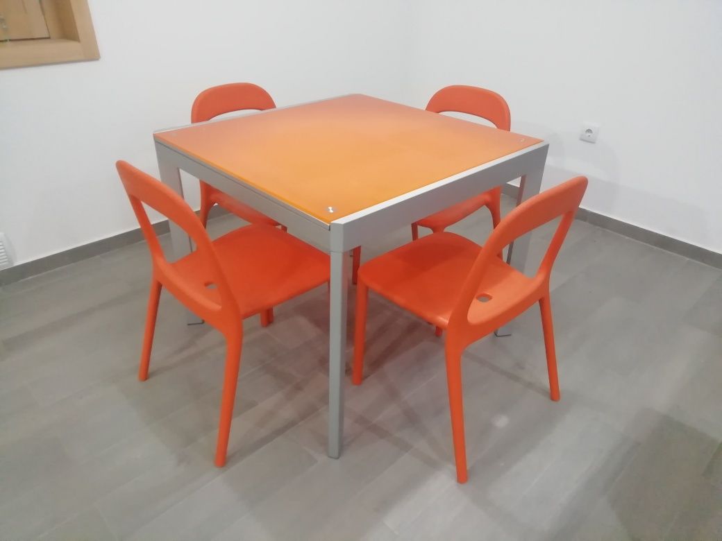 Mesa extensível com 4 cadeiras