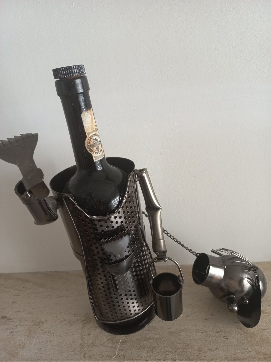 Bonito suporte,  original de garrafa em metal impecável