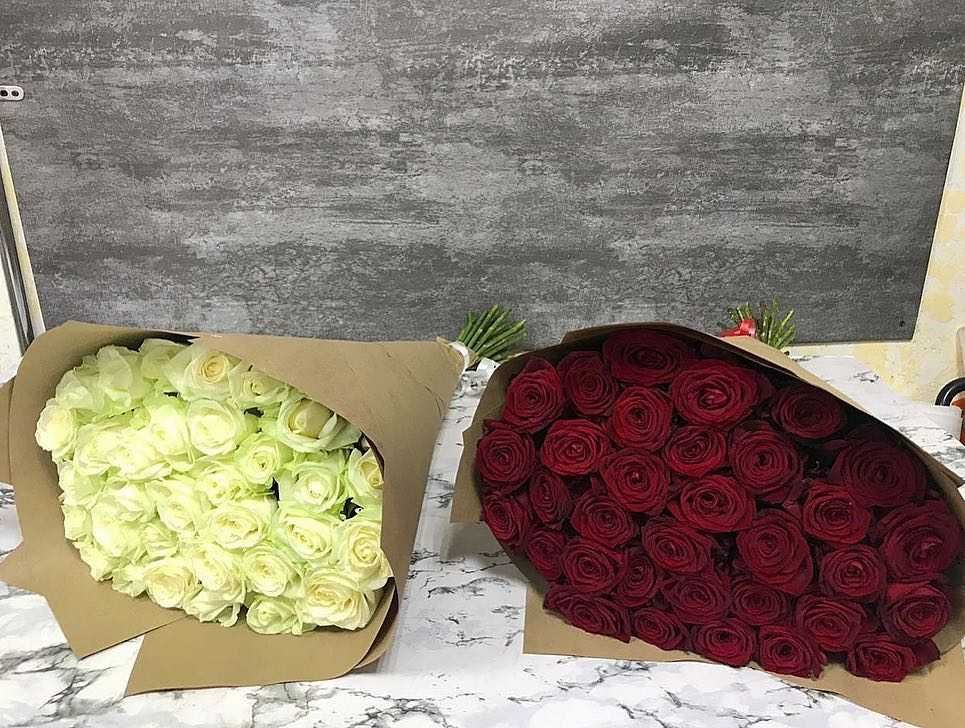 Розы. Букет 11 роз. Красные, белые, букеты, доставка цветов. Подарок