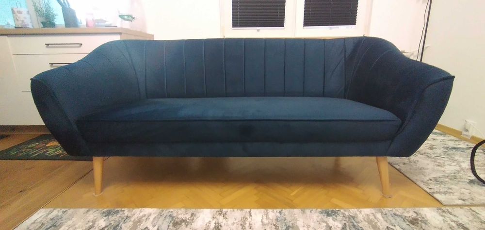 Sofa na drewnianych nóżkach