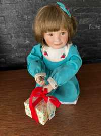 Porcelanowa lalka kolekcjonerska sygnowana