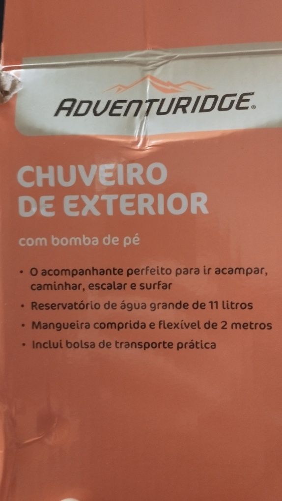 Chuveiro exterior com bomba de pé
