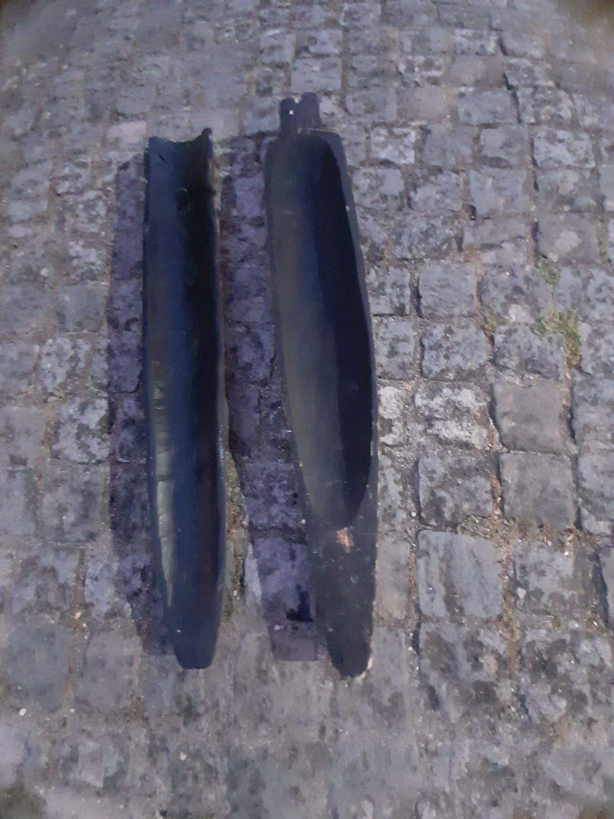 Duas máscaras em madeira