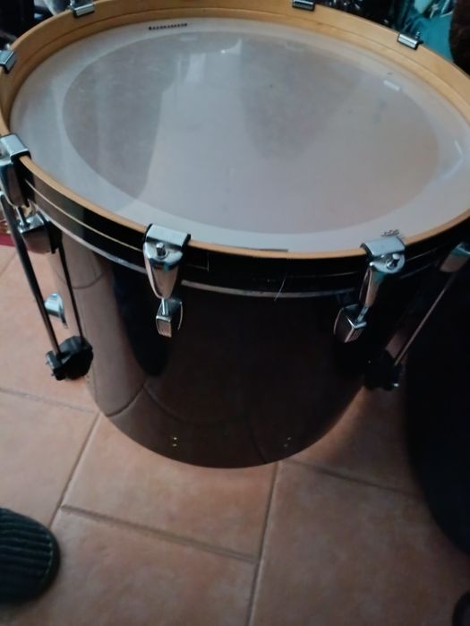Bombo de bateria 22" adaptado a timbalão de chão.