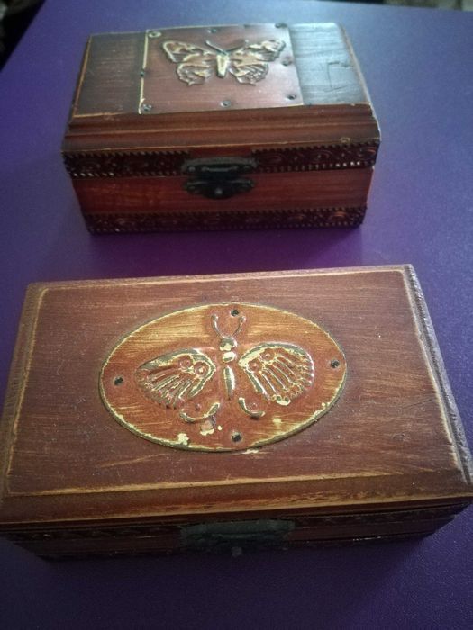 Caixas de madeira, antigas, com borboleta