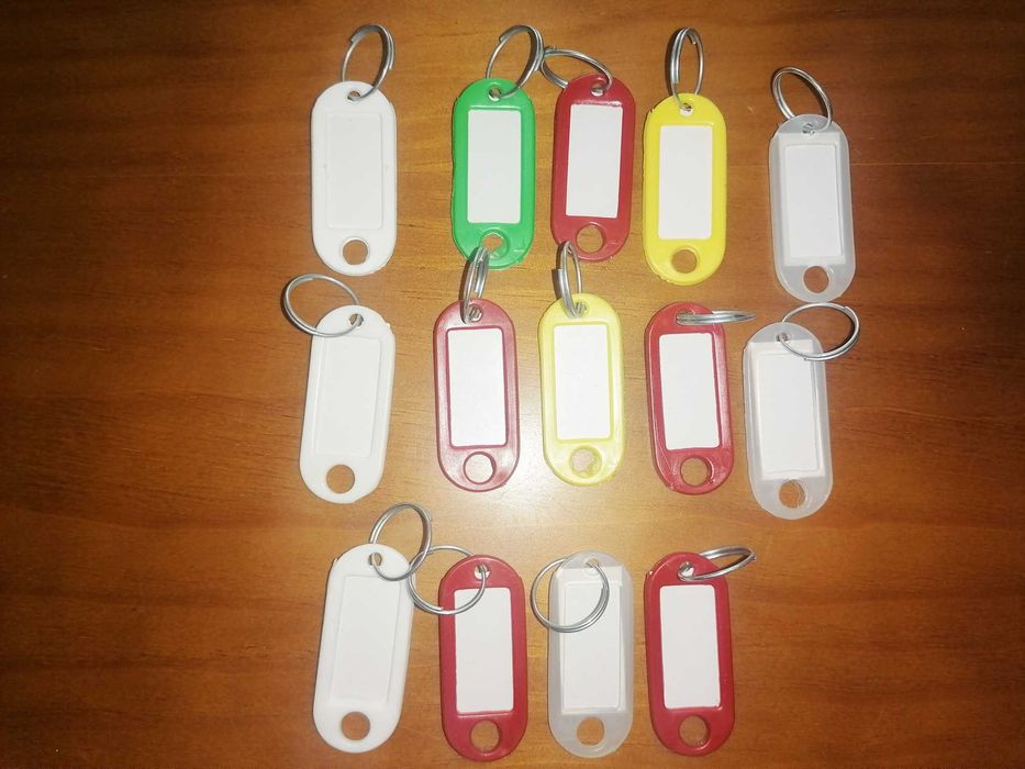 14 Porta-chaves com etiquetas