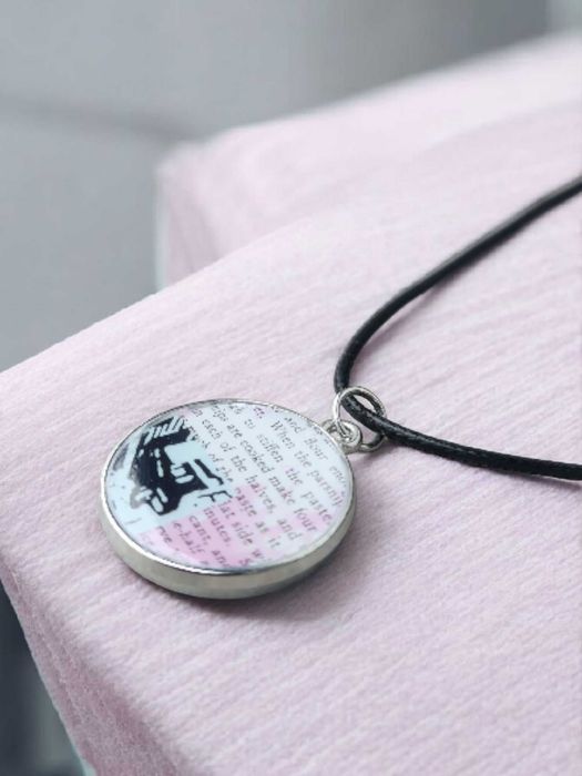 Minimalistyczny naszyjnik z żywicy z grafiką