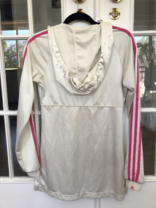 Blusa camisola cetim capuz da Adidas by M.E. Missy Elliott bege e rosa