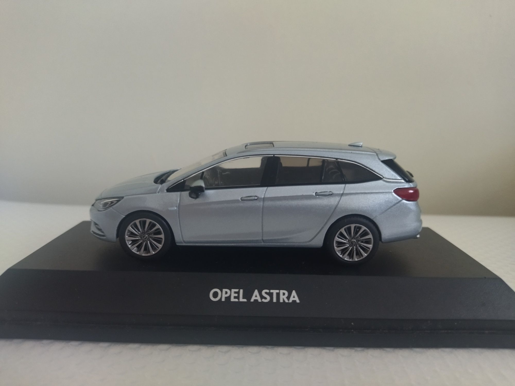 Miniatura Opel Astra Sports Tourer 1/43 Nova