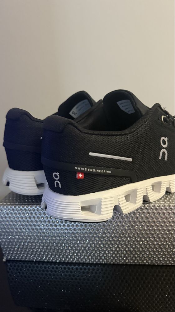 On running - cloud 5 czarno - biale buty sportowe