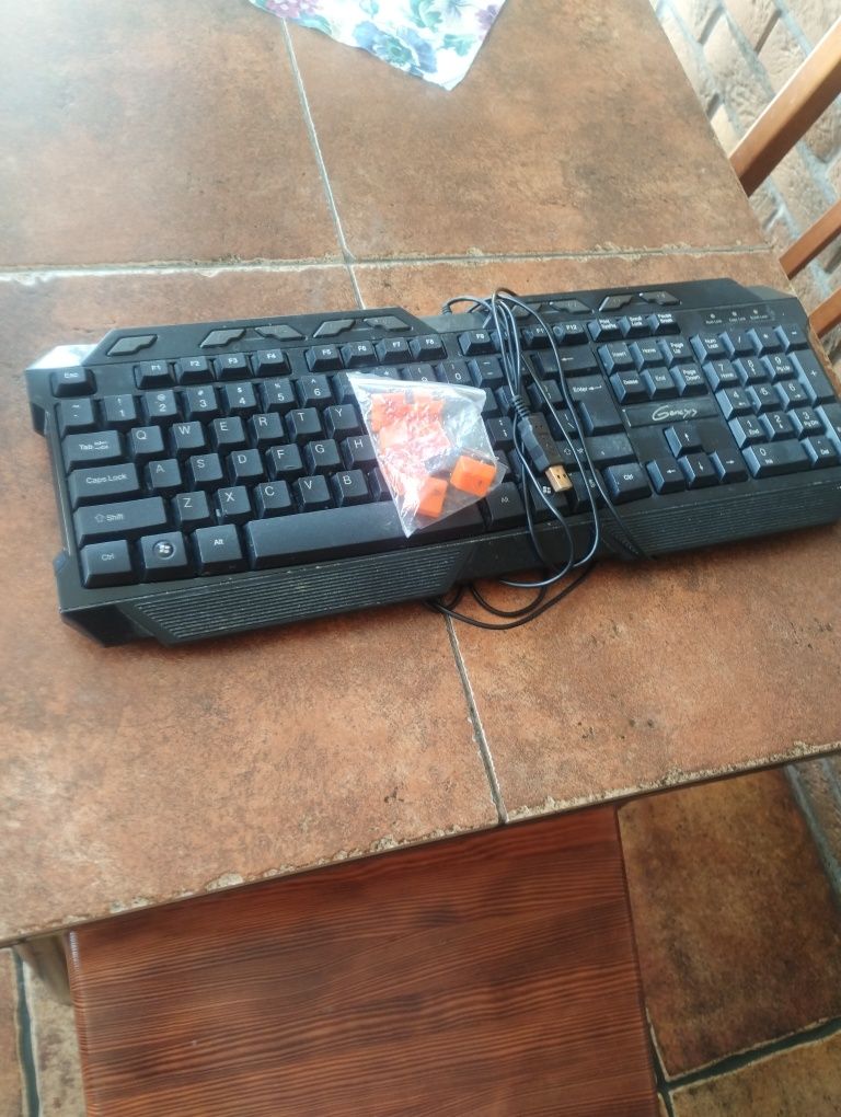Klawiatura Genesis z kablem