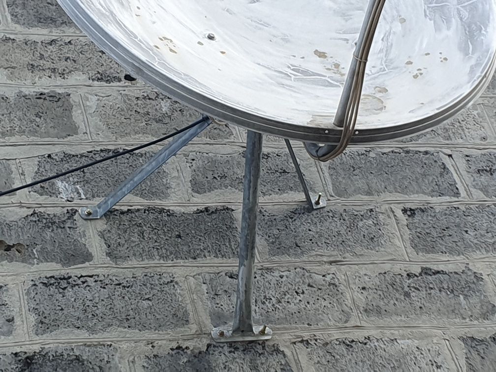 Спутниковая тарелка (антенна), 3 головки, крепление к стене.
