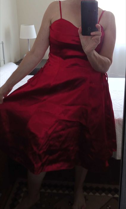 Vestido vermelho clássico T.40 tipo cetim 20€