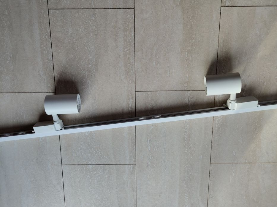 Szyna z dwoma lampami kinkiet