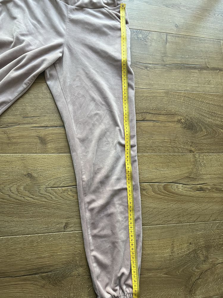 Dres welurowy, w rozmiarze 152cm.
