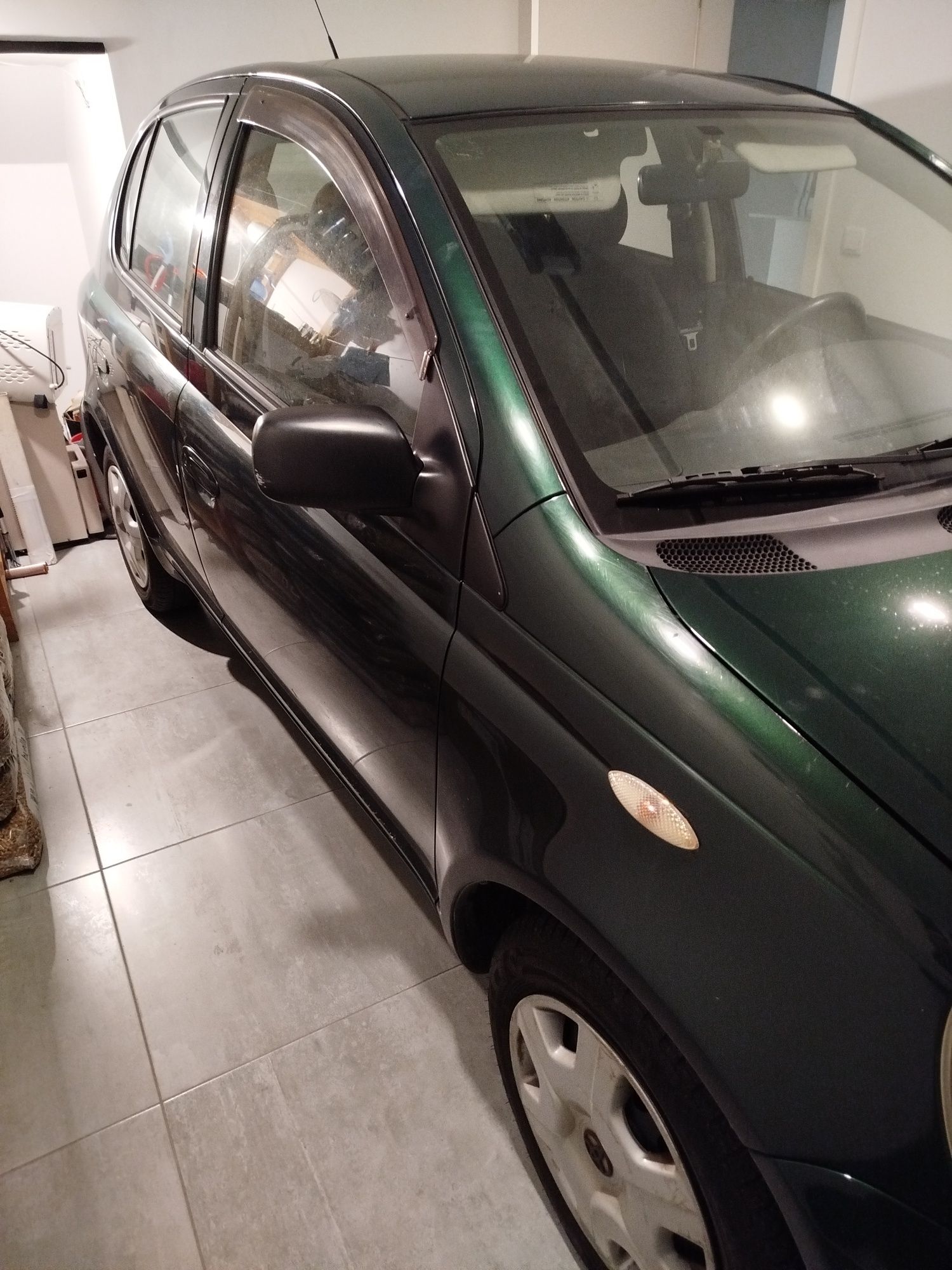 Toyota Yaris com ar condicionado e alarme