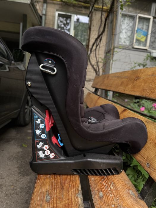 Дитяче автокрісло chicco чорний колір