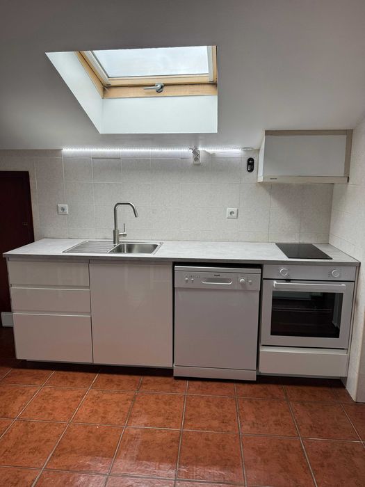 Apartamento T1 mobilado, renovado, no centro de Leiria, c/ net e TV