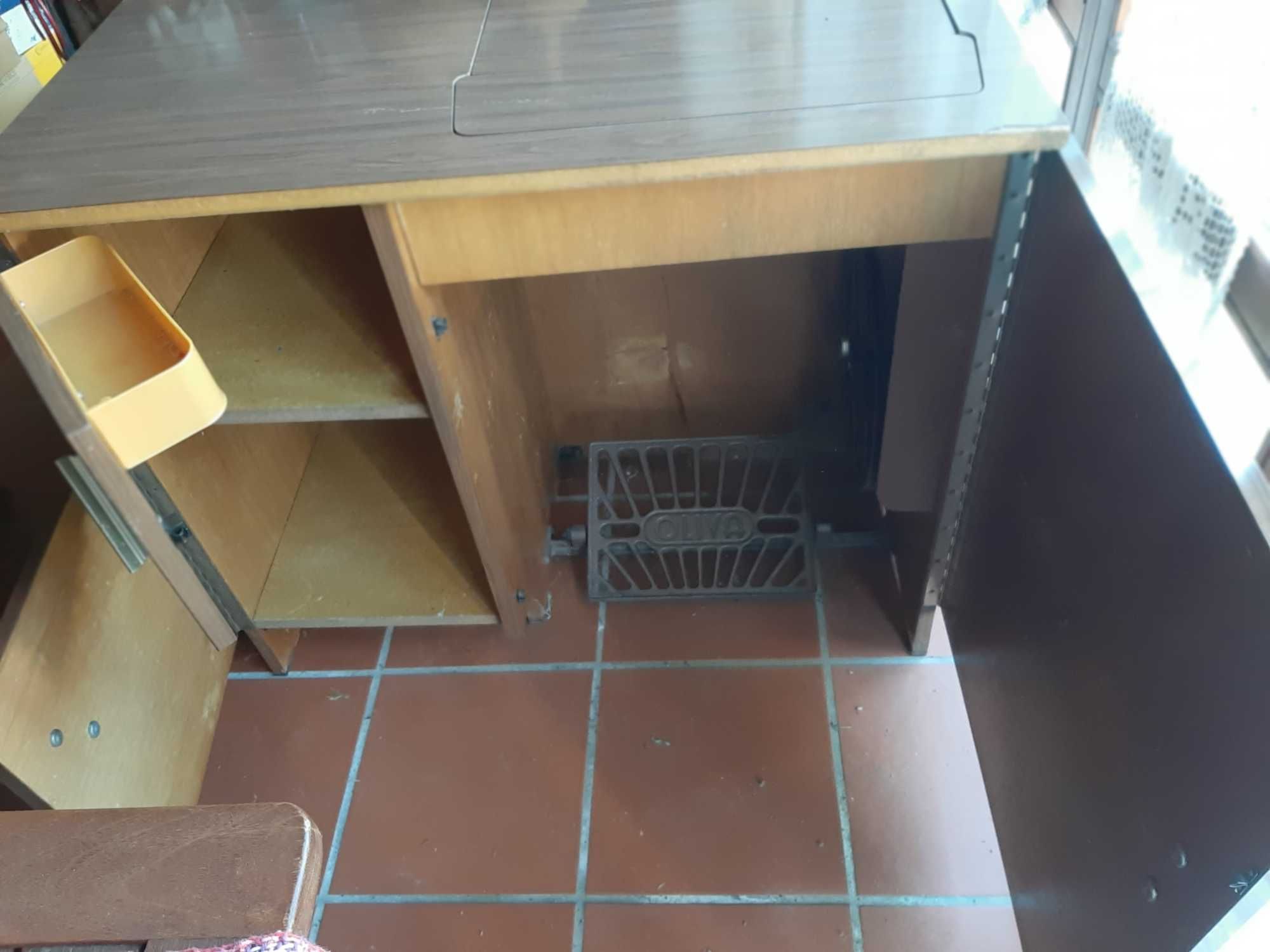 Móvel para máquina de costura Oliva ou outros fins.