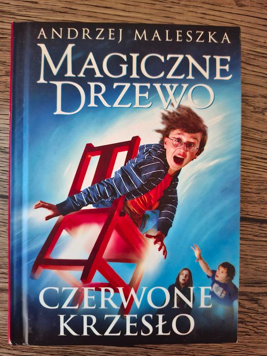 Książka Magiczne drzewo,  czerwone krzesło