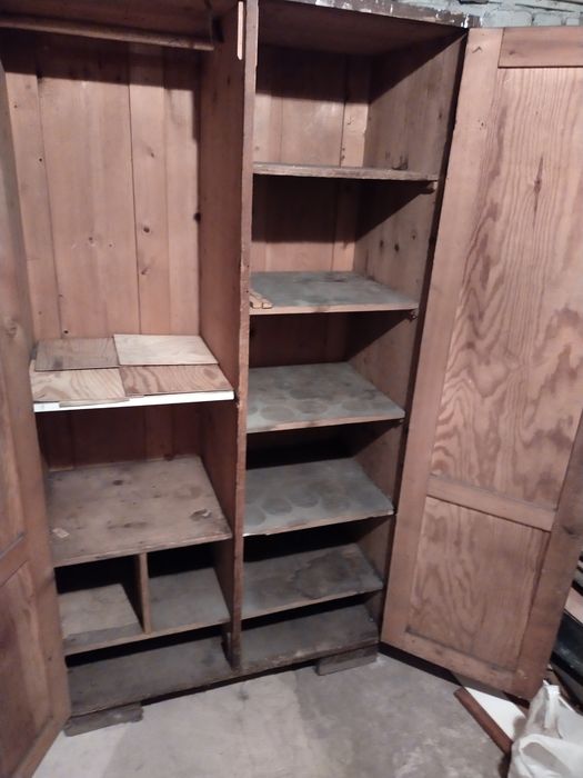 Drewno, szafa drewniana, boazeria modrzew