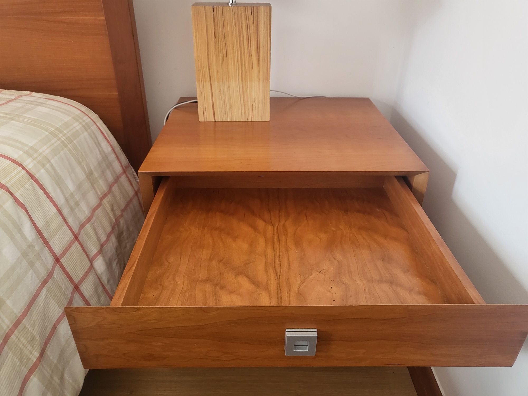 Mobiliário de quarto - Cama Kingsize, mesas de cabeceira e camiseiro