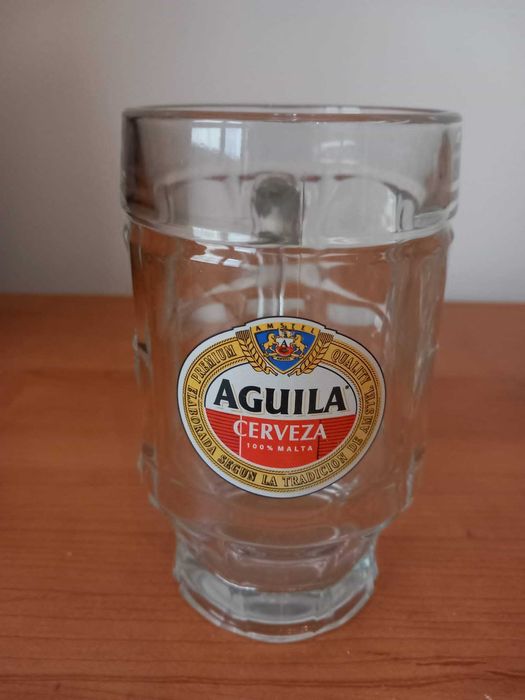 Cinco canecas de cerveja