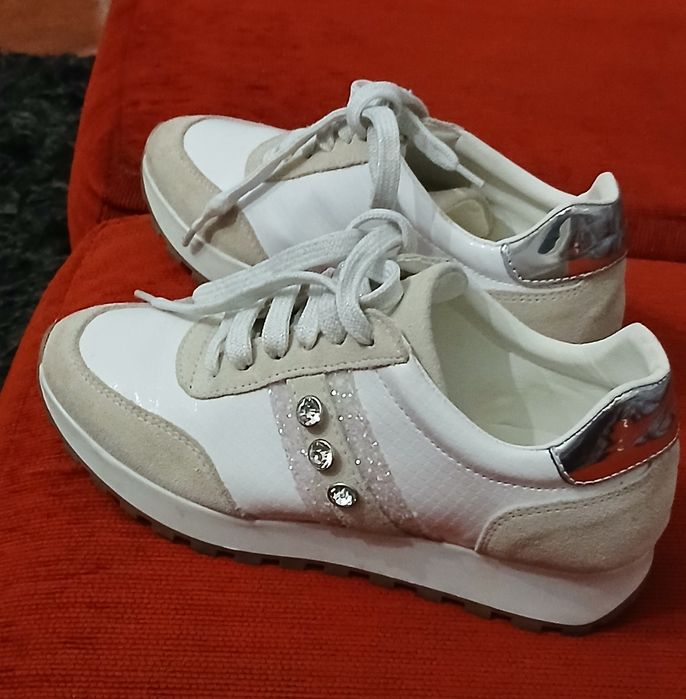 Vendo SAPATILHAS 35/36 usadas 1 vez, muito confortáveis como novas .