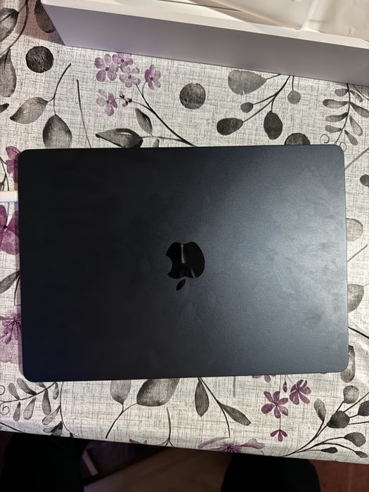 MacBook Air M2 (2022) – 16GB RAM, 512GB SSD