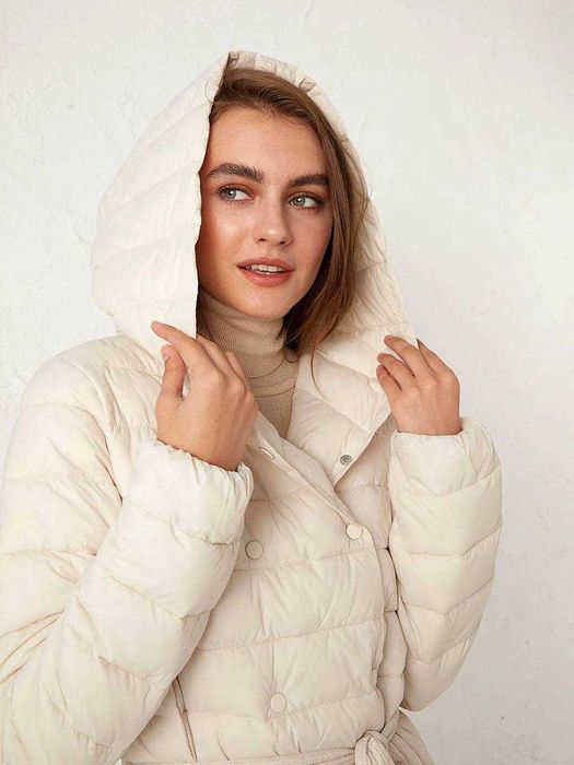 Пуховик молочного кольору