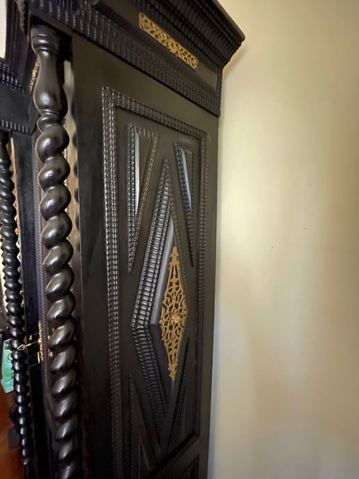 Conj Torcidos e Tremidos:Estante, secretária, móvel suspenso e cadeira