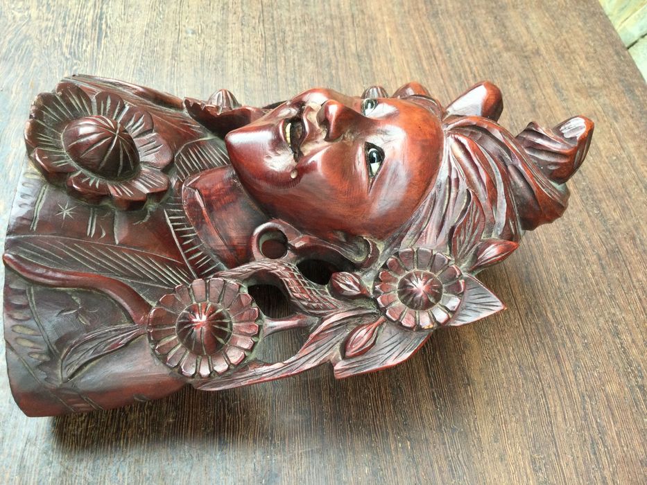 Escultura Madeira Pau Rosa Antiga olhos Vidro 18 cm