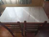 Mesa de madeira com tampo em mármore