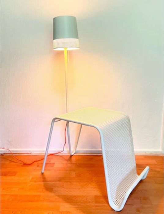 Mesa de apoio com candeeiro