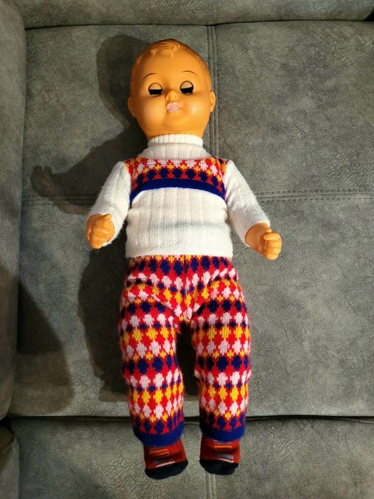 Sympatyczna lalka z delikatnym uśmiechem 51cm