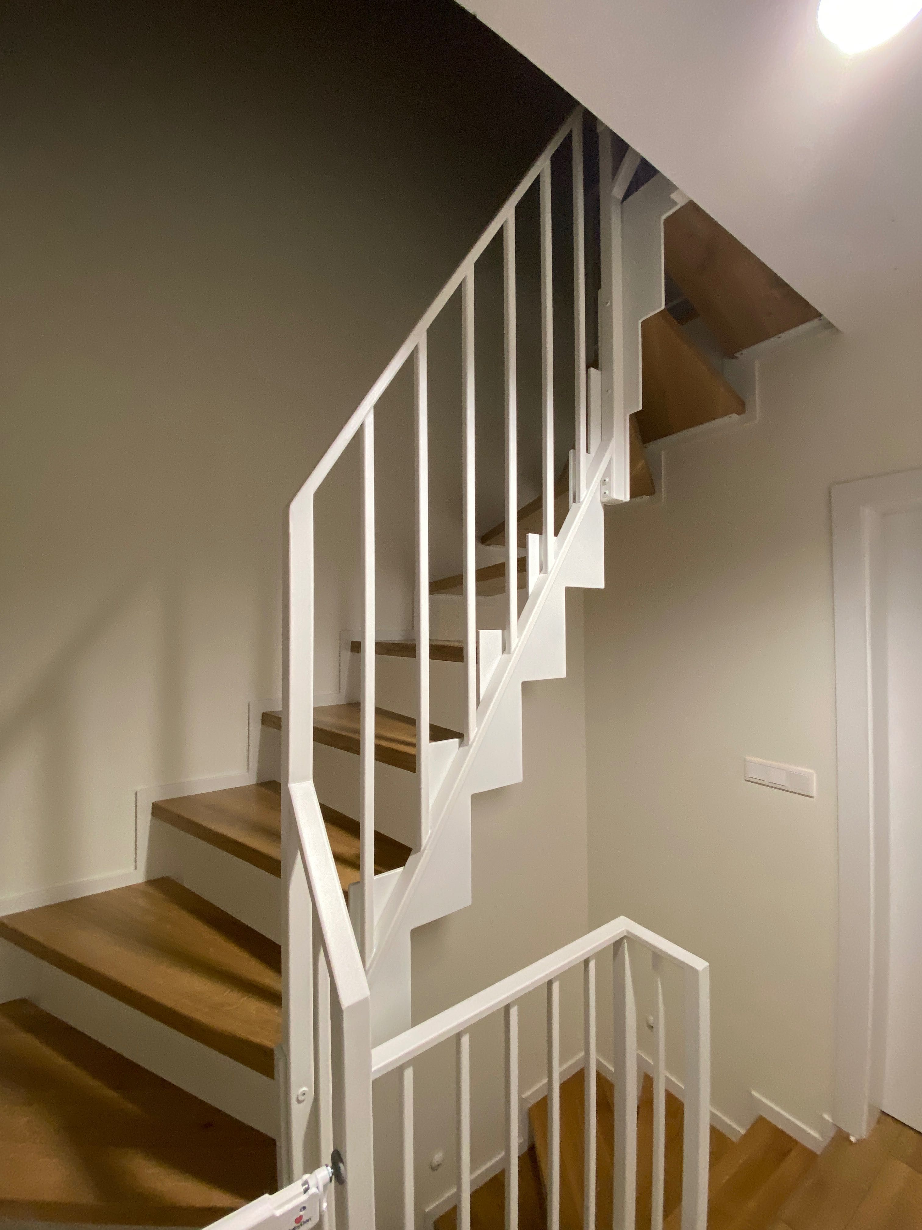Stalowe schody wewnętrzne stopnie dębowe styl industrialny loft