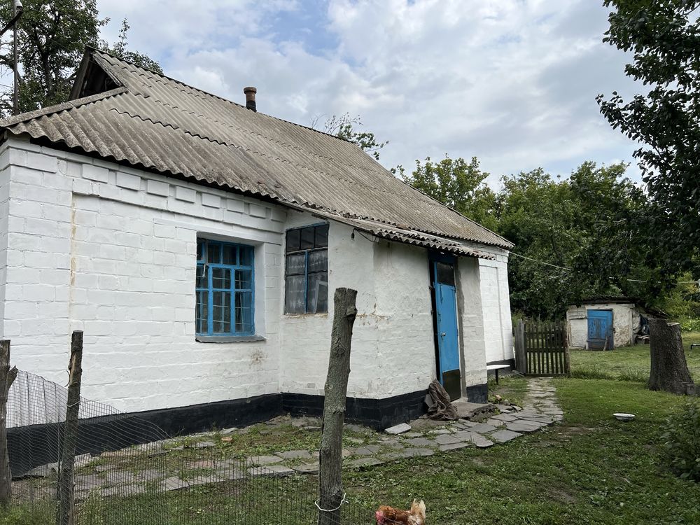 Продам будинок з просторою ділянкою в місті Узин