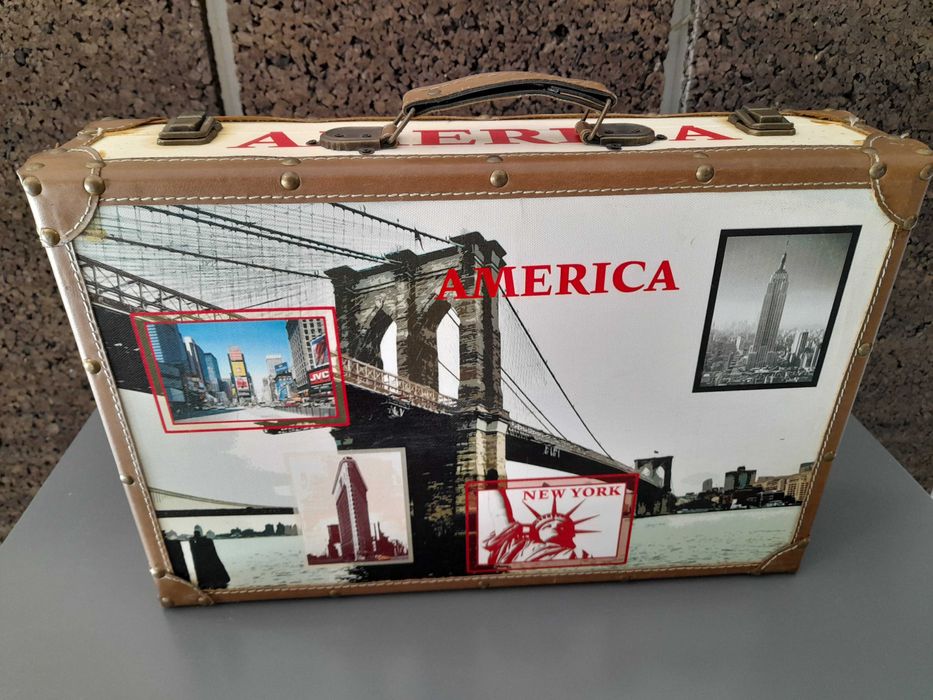 Mala Retro América usada em MDF e forrada a tela canvas em bom estado.