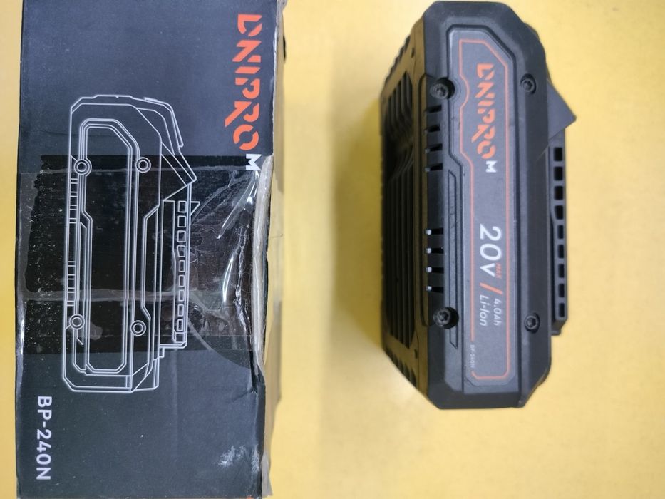 Акумулятор з зарядним пристроєм Дніпро М.