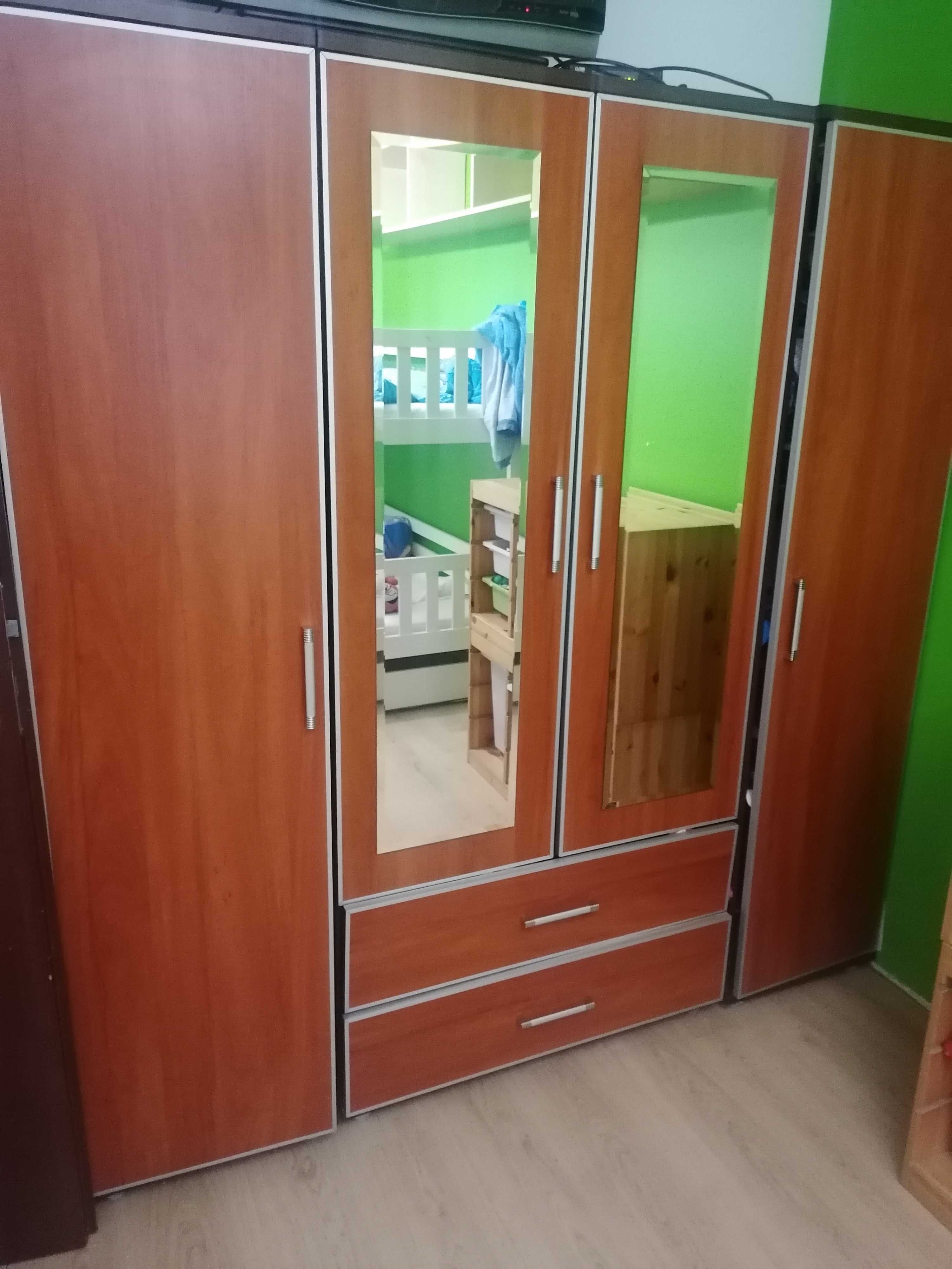 Szafa z szufladami i lustrem