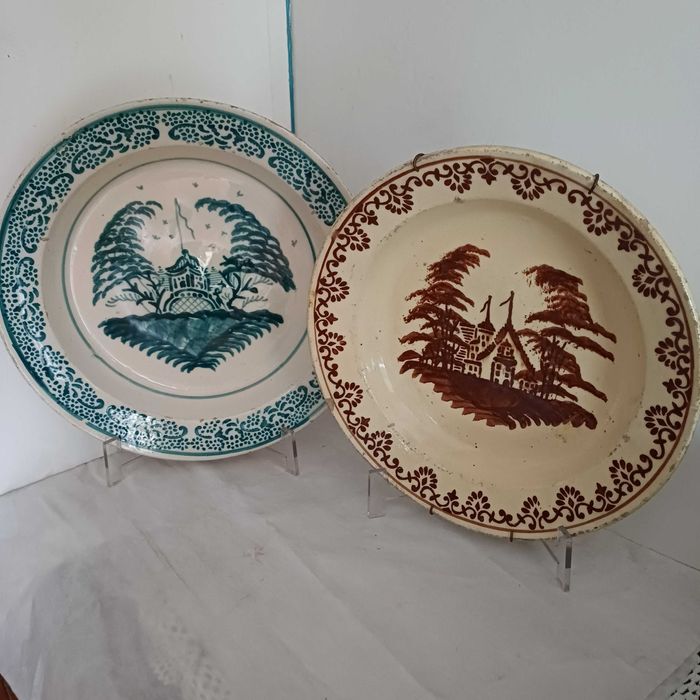 Pratos de faiança com 29.5 cm e 31.5 cm