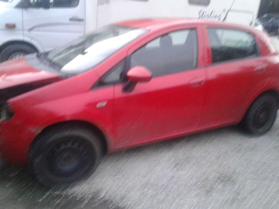 Fiat Grande Punto Silnik 1.4 Benzyna Osprzęt Silnika Skrzynia Ssący