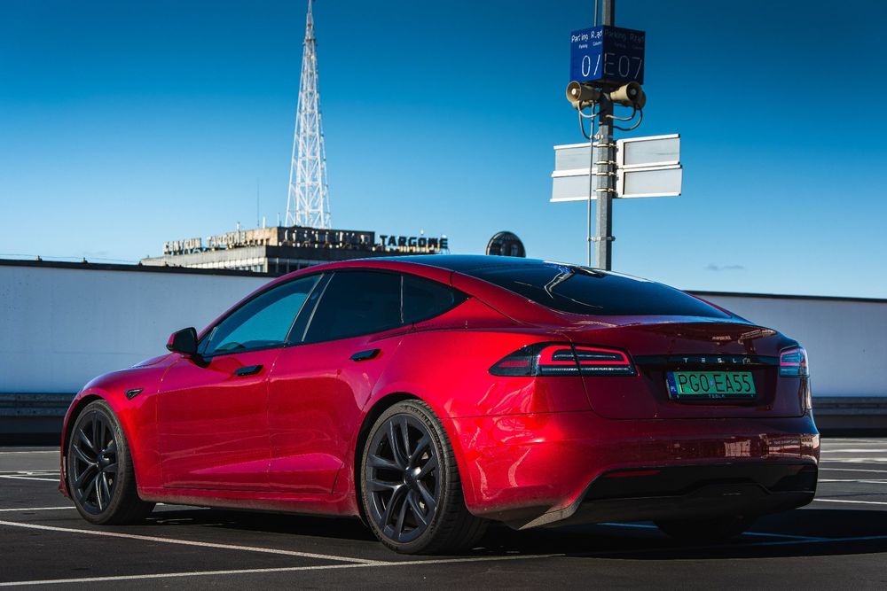 Tesla Model S wolant YOKE, Arachind 21", białe wnętrze, ULTRA RED, 2023 OKAZJA