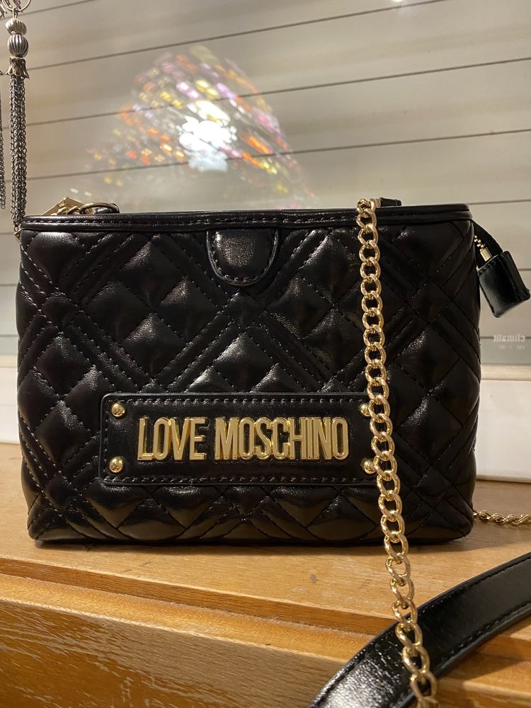 Mala tiracolo preta Moschino