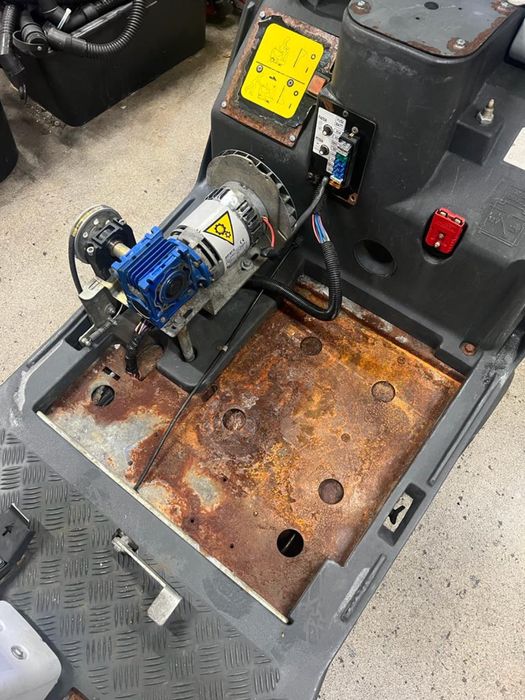 Zamiatarka bateryjna Nilfisk SR 1000S B import DE okazja